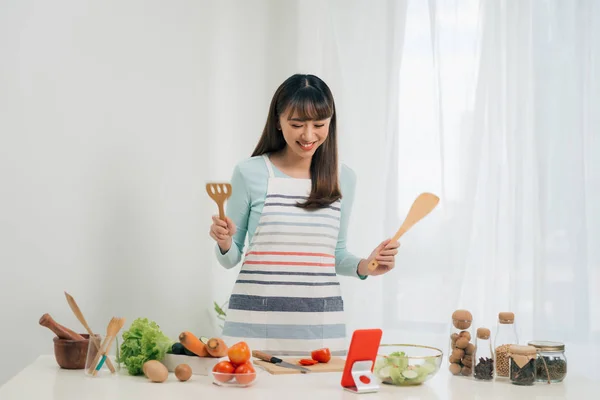 Gyönyörű Fiatal Ázsiai Olvasás Főzés Recept Vagy Néz Mutat Miközben — Stock Fotó