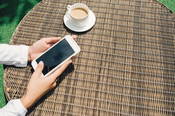 Asiatische Geschäftsfrau Mit Smartphone Und Schwarzem Leeren Bildschirm Der Cafeteria — Stockfoto