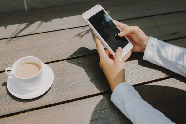 Frau Schreibt Sms Für Jemanden Mit Schwarzem Bildschirm Café — Stockfoto