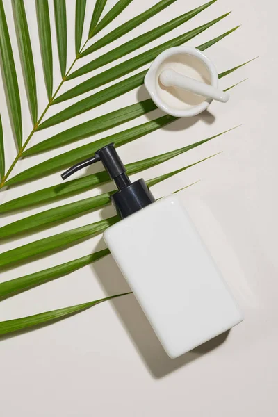 Leere Shampoo Oder Schönheit Weiße Flasche Auf Weißem Hintergrund Mit — Stockfoto