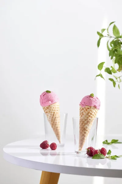 Cono Gofre Lleno Helado Frambuesa Fresca Taza Vidrio Con Frambuesa — Foto de Stock