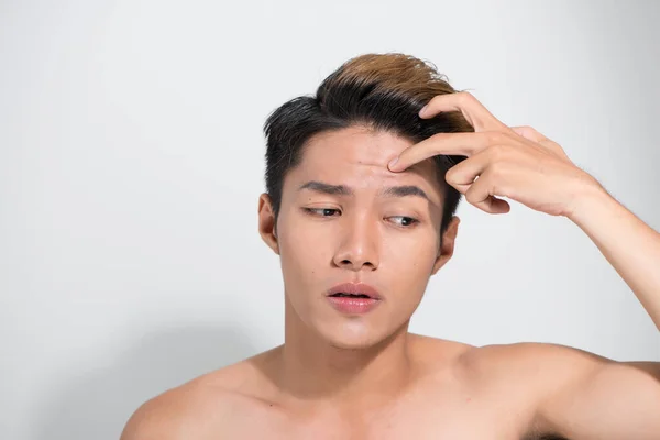 ハンサムなアジア人男Touch彼の髪閉じる上のポートレートスタジオ上の白い背景 — ストック写真