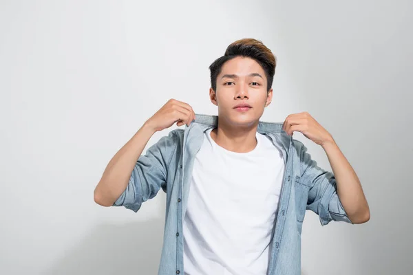 Close Jovem Asiático Segurando Mãos Colarinho Sua Camisa Jeans Isolado — Fotografia de Stock