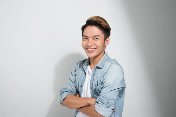 Ásia Confiante Jovem Bonito Homem Jeans Camisa Mantendo Braços Cruzados — Fotografia de Stock