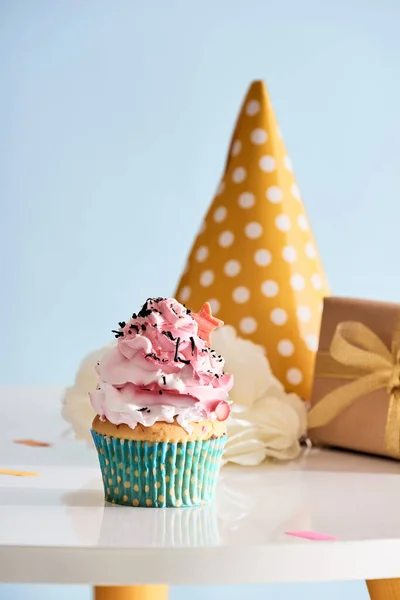 Verjaardagsfeestje Achtergrond Met Cupcake Feestmuts Aanwezig — Stockfoto