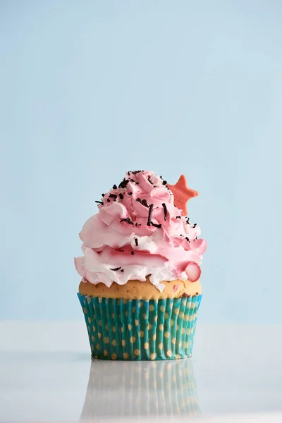 Cupcake Con Glassa Rosa Crema Sul Tavolo — Foto Stock