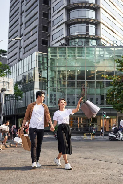 Молодая Азиатская Пара Отправляется Покупками Дороге Лой Хошимин Вьетнам — стоковое фото