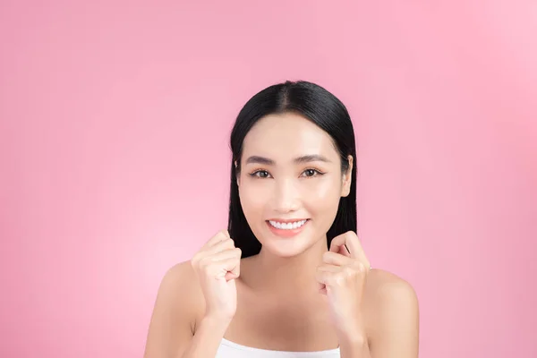 Emocionado Hermosa Joven Posando Con Piel Perfecta Sobre Fondo Rosa — Foto de Stock