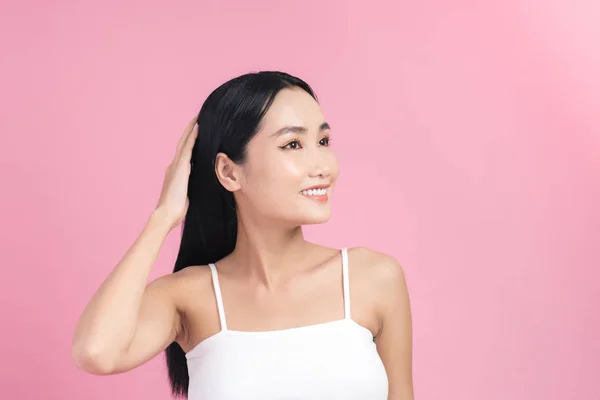 Joven Hermosa Mujer Asiática Cuidando Cabello Retrato Belleza Maquillaje Natural —  Fotos de Stock