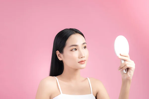 Jovem Bela Mulher Asiática Olhando Espelho Sobre Fundo Rosa — Fotografia de Stock