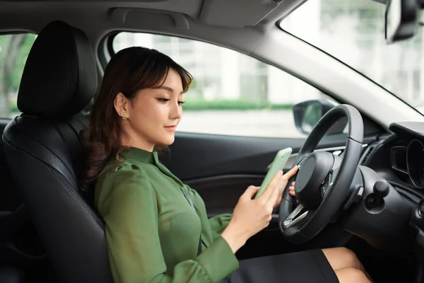 Mujer Joven Con Teléfono Móvil Sentado Coche — Foto de Stock