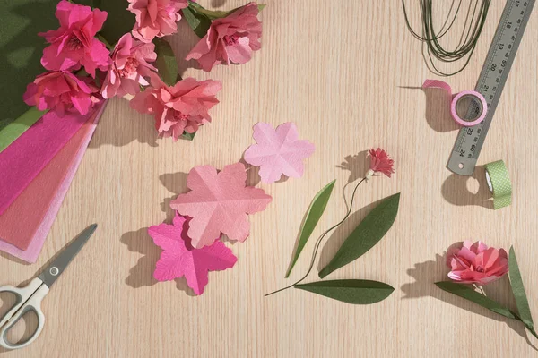 Papier Fleurs Couleur Avec Règle Ciseaux Feuilles Sur Table Bois — Photo
