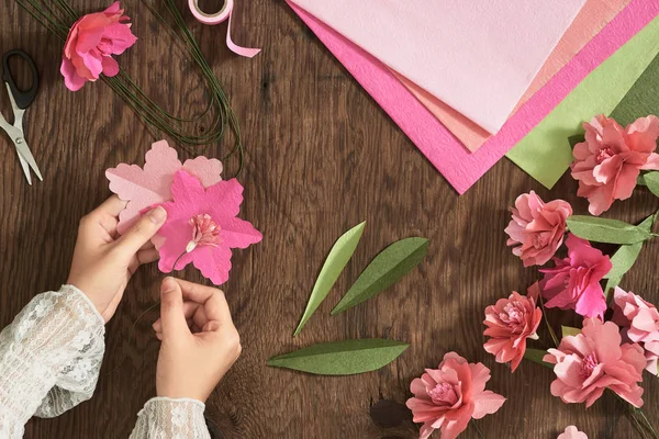 Vista Superior Plano Mujer Haciendo Flores Papel Para San Valentín — Foto de Stock