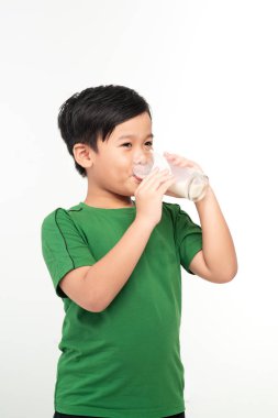 Asyalı tatlı çocuk sütü iç.