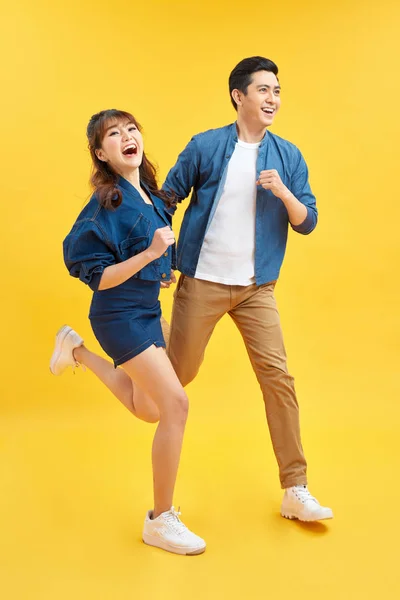 Aantrekkelijke Glimlach Jong Aziatisch Paar Wordt Gelukkig Verbaasd Geïsoleerd Gele — Stockfoto