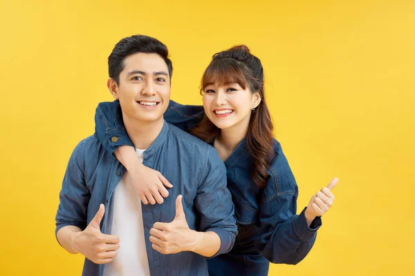 Retrato Personas Alegres Hombre Mujer Ropa Básica Sonriendo Mostrando Pulgar —  Fotos de Stock