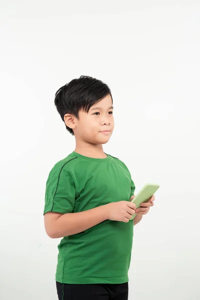 Χαριτωμένο Μικρό Αγόρι Χρησιμοποιώντας Κινητό Τηλέφωνο Απομονώνονται Λευκό Φόντο Επικεντρωθεί — Φωτογραφία Αρχείου