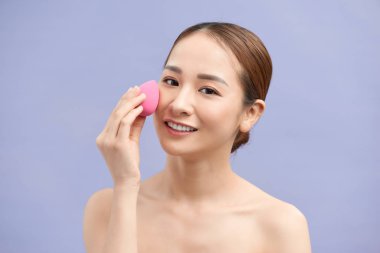 Genç güzel kadın makyaj uygulama