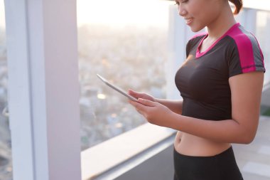 Panoya yazı yazan ünlü eğitmenin elini kapat. 