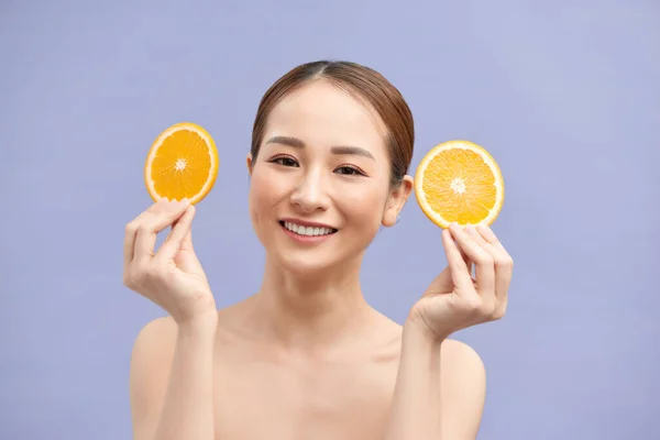 Usmívající Černošky Vlasy Model Bílém Pozadí Drží Oranžové Plátky — Stock fotografie