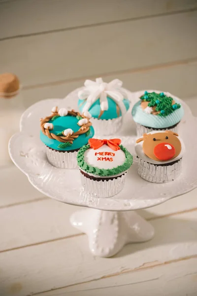 Belos Cupcakes Natal Decorado Figuras Conto Fadas Close Sobre Mesa — Fotografia de Stock