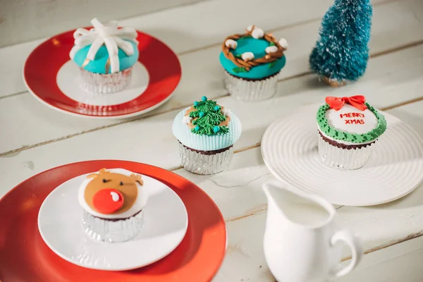 Weihnachtsthema Cupcakes Traditionellen Rot Grünen Farben Und Süßigkeiten Elemente Aus — Stockfoto