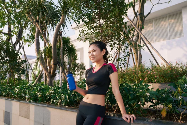 Junge Schöne Asiatische Frau Macht Eine Pause Park Während Sie — Stockfoto