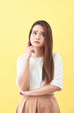 düşünme ve ararken karışık genç kız