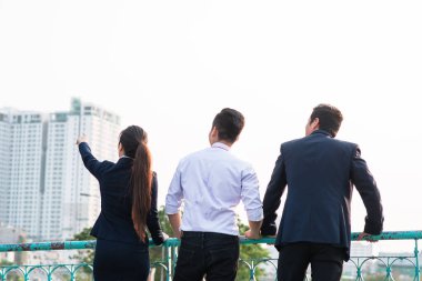 Üç iş adamı tatile gidiyor. konsept