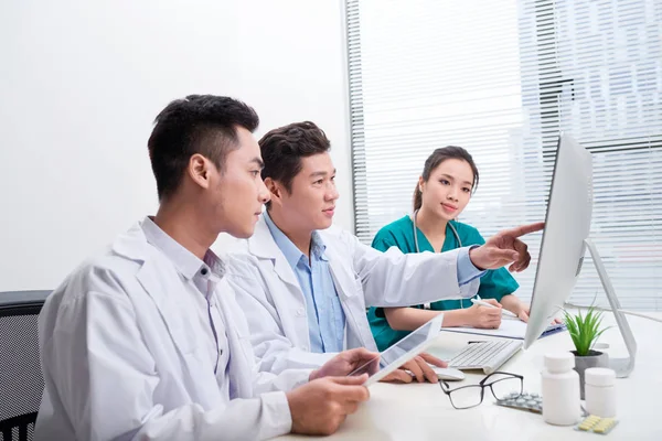 Groupe Des Professionnels Santé Médecin Professionnel Travaillant Bureau Clinique Hôpital — Photo