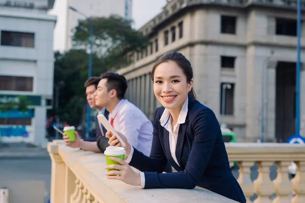 Asiático Mulher Negócios Homens Tendo Coffee Break Fora Frente Edifício — Fotografia de Stock