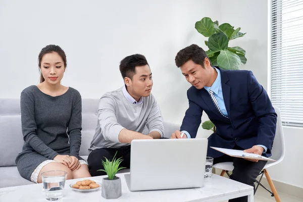 Ist Nicht Meine Schuld Unzufriedener Junger Mann Spricht Mit Psychiater — Stockfoto