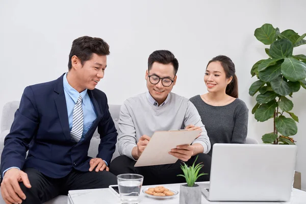 Sales Consultant Toont Nieuwe Investeringsplannen Aan Jong Aziatisch Koppel — Stockfoto