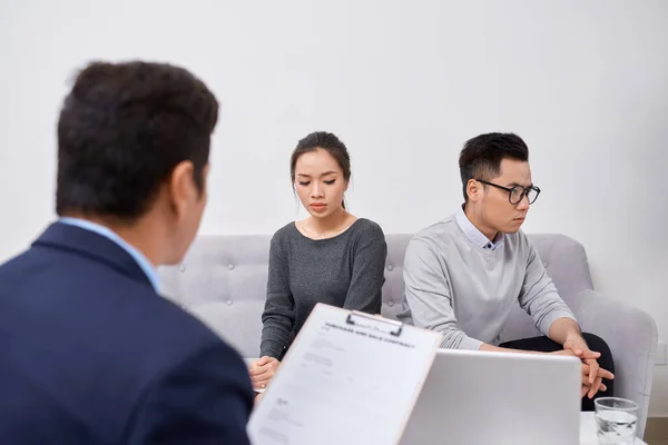 Jonge Boze Paar Bedrogen Investeerders Met Papieren Die Ruzie Hadden — Stockfoto