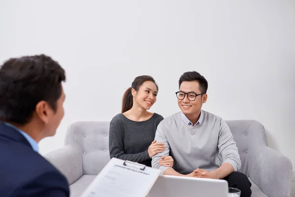 Glückliches Junges Paar Hält Sich Gegenseitig Die Hand Hört Weiblichen — Stockfoto