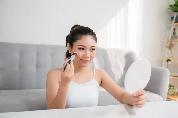 Jolie Femme Asiatique Utilisant Une Brosse Maquillage Regardant Miroir — Photo