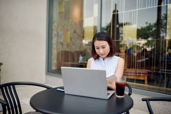 Beautiful Woman Sit Reading Book Coffee Shop City Enjoying Her — Stock Photo, Image