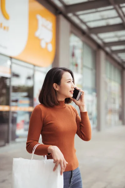 Ritratto Giovane Donna Asiatica Felice Che Parla Cellulare Porta Borse — Foto Stock