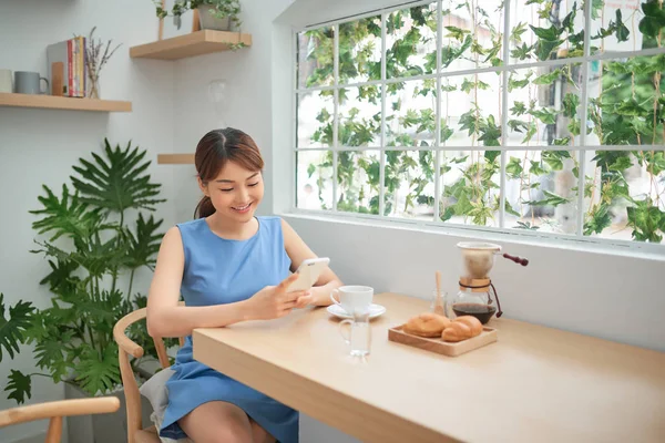 Asiatische Frau Mit Telefon Beim Frühstück — Stockfoto
