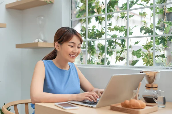 Feliz Chica Asiática Joven Usando Ordenador Portátil Trabajando Casa — Foto de Stock