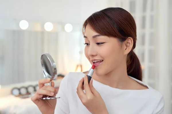 Mooi Jong Aziatisch Meisje Van Toepassing Lippenstift Terwijl Kijken Spiegel — Stockfoto