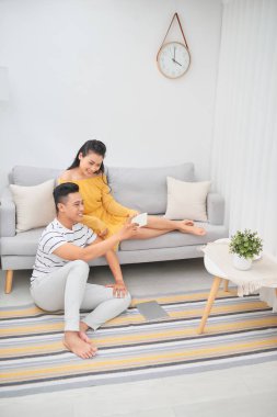 - Boş zaman. Yakışıklı bir adam kadınıyla zaman geçirirken pozitifliğini ifade ediyor, fotoğraf çekiyor.