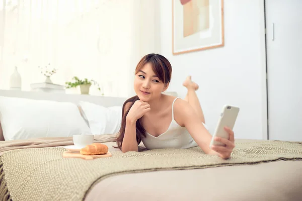 Young Asian Woman Lying Bed Using Mobile Phone Selfie Her — Stock Photo, Image