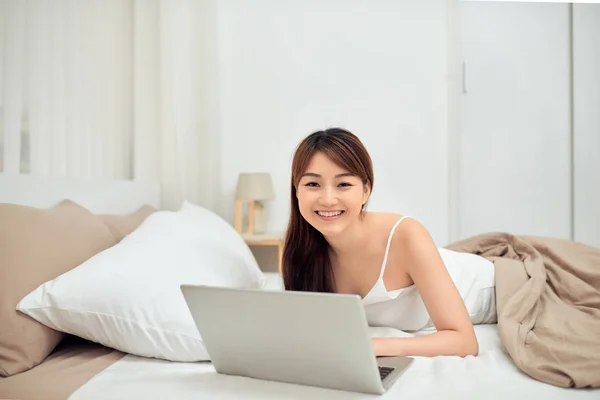 Smiling Woman Using Laptop While Lying Her Bed — Stock Photo, Image