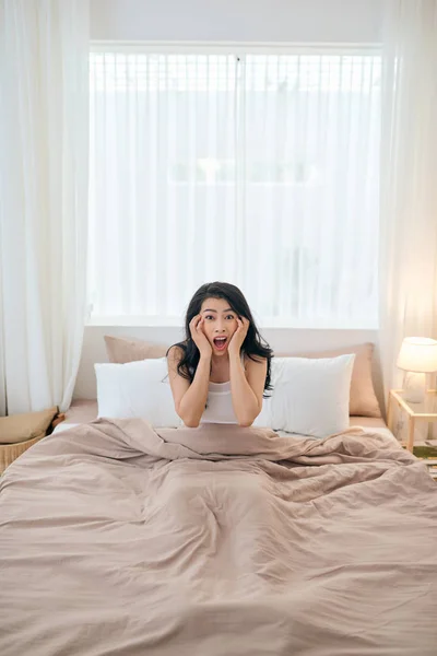 Asiatisk Flicka Chockad När Hon Vaknar Sent — Stockfoto