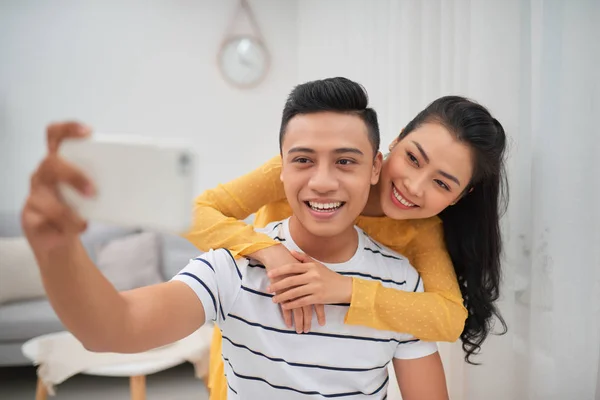 Casal Feliz Fazendo Uma Selfie Sala Estar — Fotografia de Stock