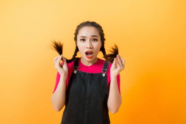 Sevimli yaramaz genç asyalı kadın onu pigtails çekerek