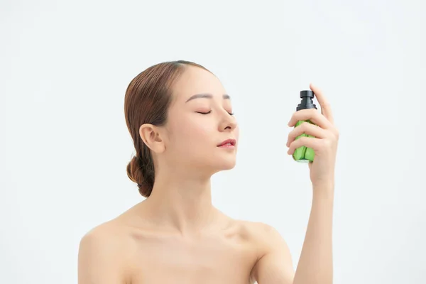 Hermosa Asiático Mujer Aplicación Spray Agua Cara Aislado Blanco Fondo — Foto de Stock