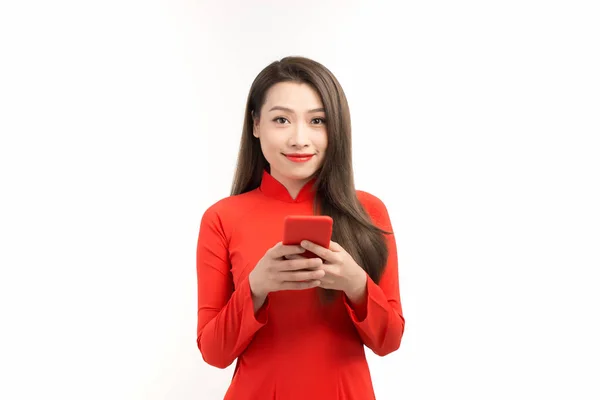 Миленькая Азиатка Вьетнамском Платье Пользуется Мобильным Телефоном Общения — стоковое фото