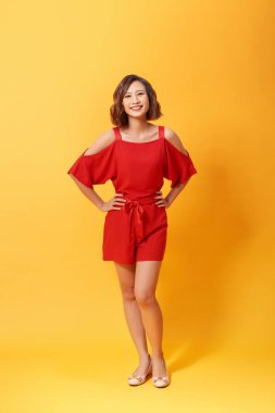 İlkbahar yaz moda kıyafeti portre eğlenceli model